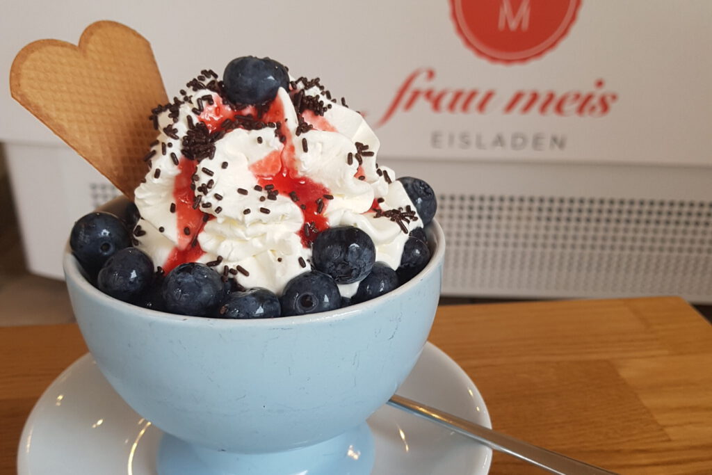 Blaubeereis, Himbeereis und weitere Sorbets aus frischen saisonalen und heimischen Früchten gibt es bei uns immer nur dann, wenn das Obst auf der anderen Elbseite reif ist.