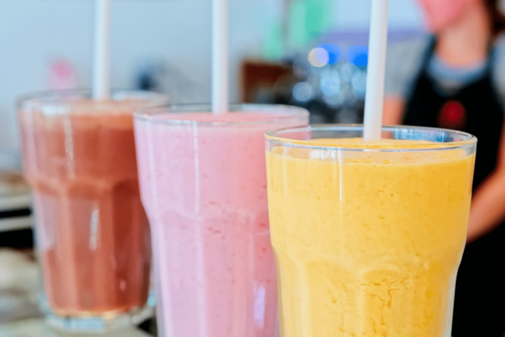Unsere Eismilchshakes sind wie flüssiges Eisglück im Glas. Gemixt aus deiner Lieblingseissorte und pflanzlicher oder klassischer Milch, on top mit Sahne oder Soße – du entscheidest, wir shaken!