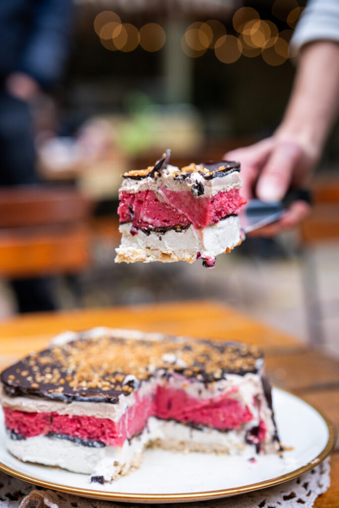 Eistorte „Meis meets Winterpflaume"