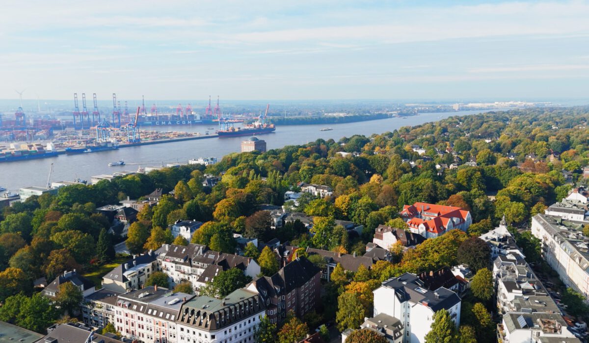 Blick auf der Luft auf Hamburg-Ottensen mit der Elbe im Hintergrund