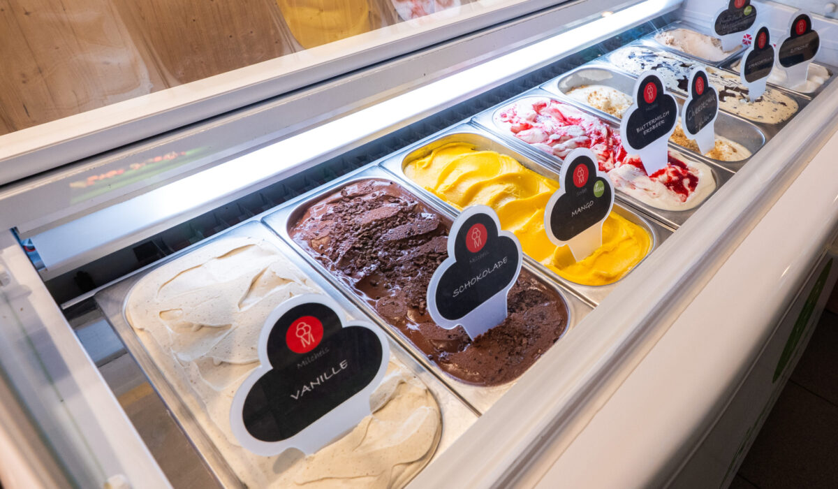 Blick in die Eisvitrine mit mehreren Sorten