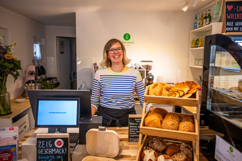 Frau Meis hinter der Ladentheke mit Brötchen