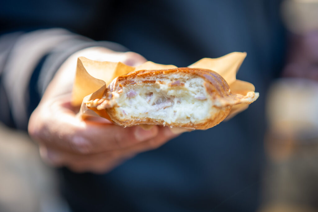 Frontalansicht einer Brioche mit Schinken-Käse-Füllung