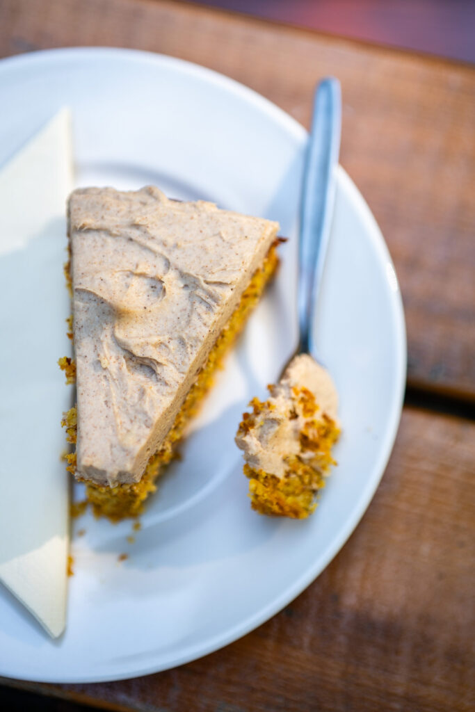 Ein Stück Carrot Cake auf einem weißen Teller