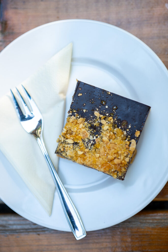 Ein Stück Peanut Butter Bar auf einem weißen Teller
