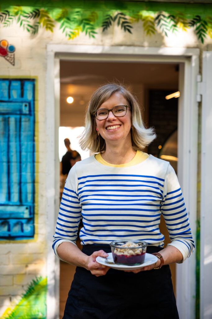 Frau Meis mit Rhabarber-Crumble in den Händen