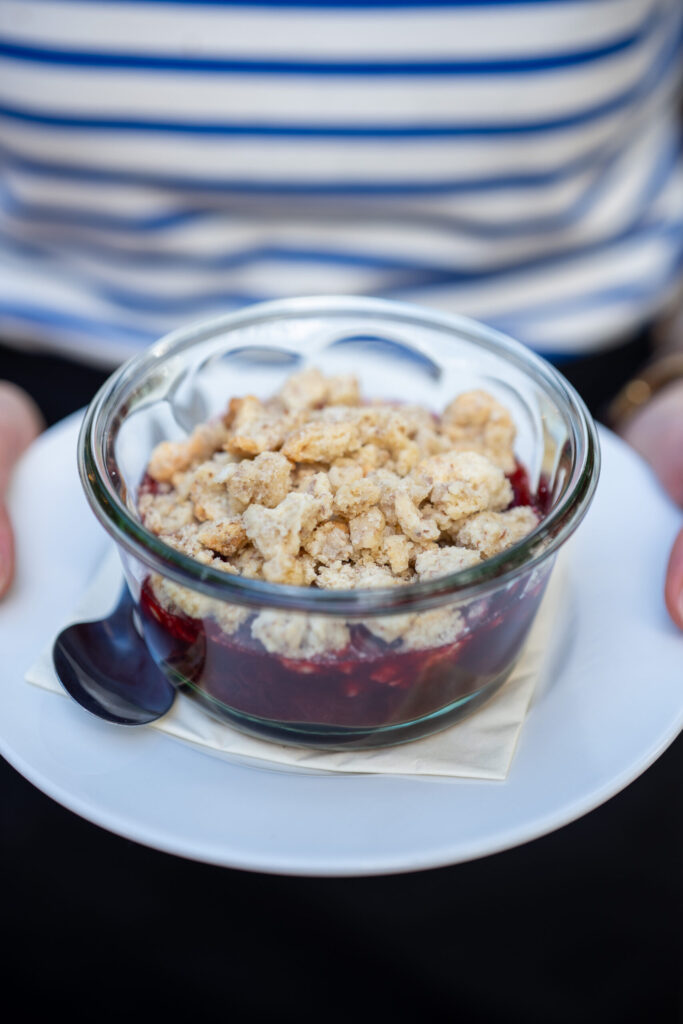 Ein fruchtiges Crumble in einer gläsernen Form