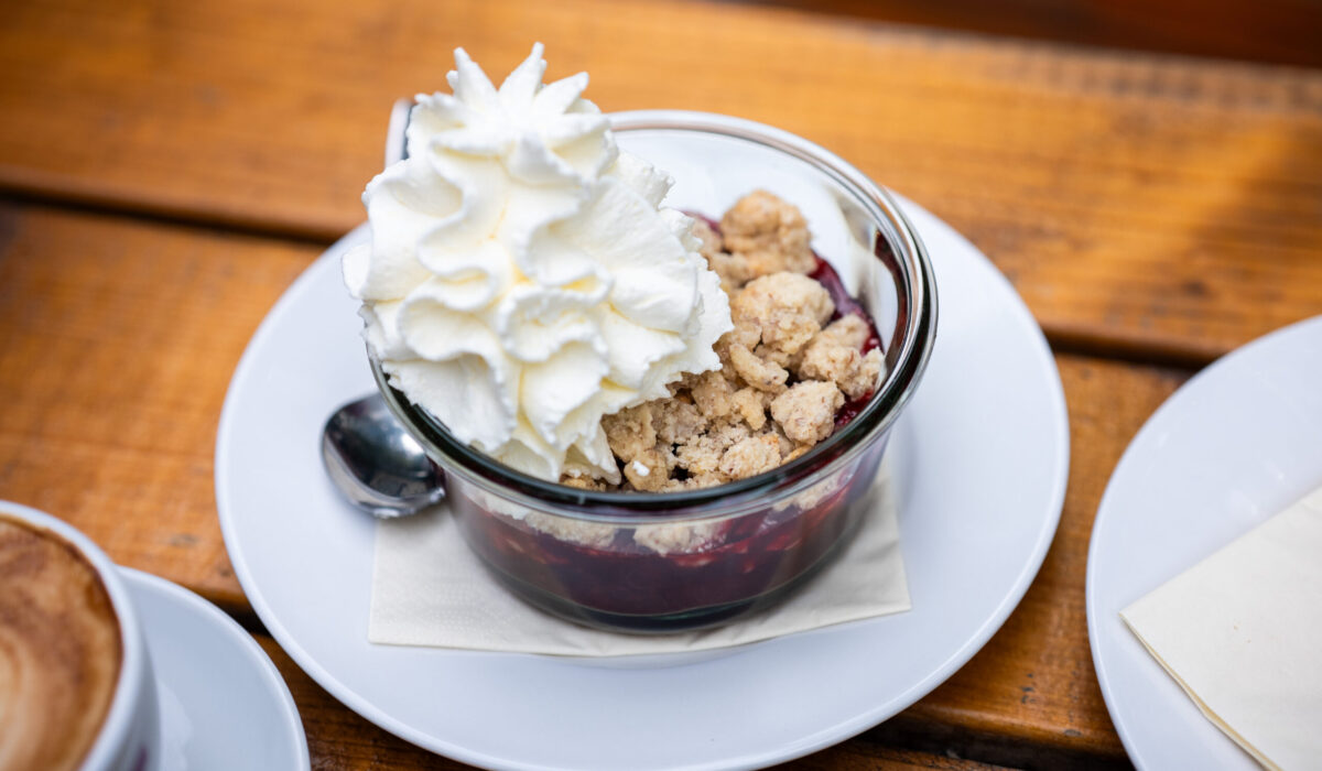 Rahabarbercrumble mit Sahne