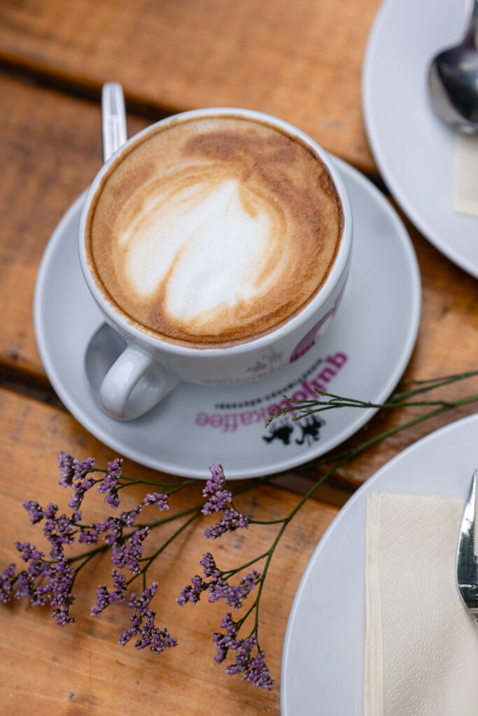 Eine Tasse Kaffe mit quiote kaffee Label auf einem Holztisch